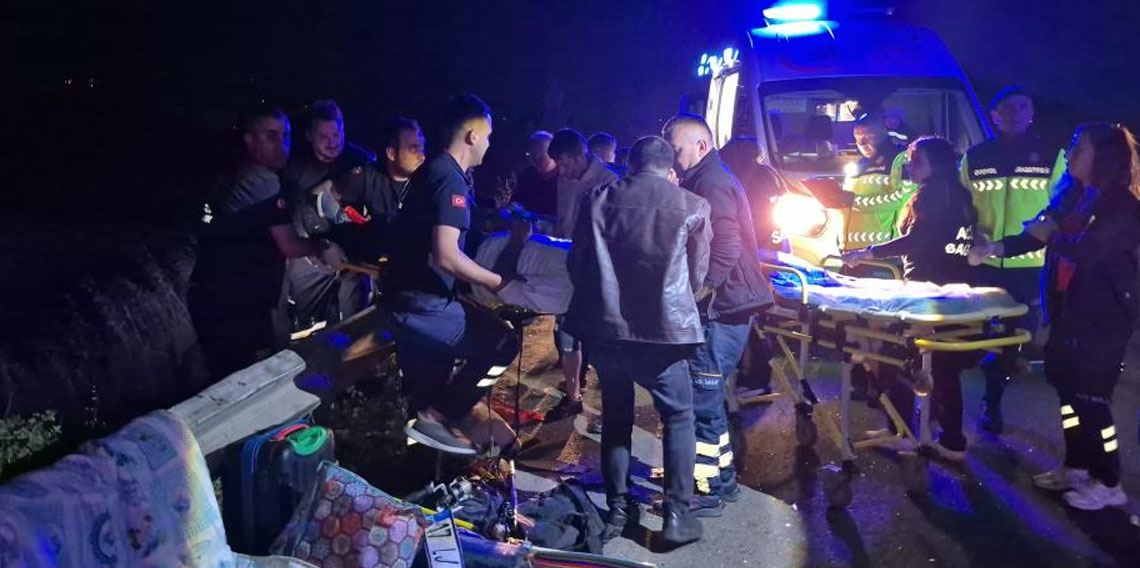 Anadolu Otoyolu'nda feci kaza... Tır, minibüse arkadan çarptı: 7 yaralı