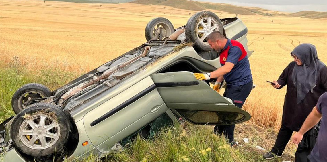 Yağmurun kayganlaştırdığı yolda otomobil takla attı: 3 yaralı