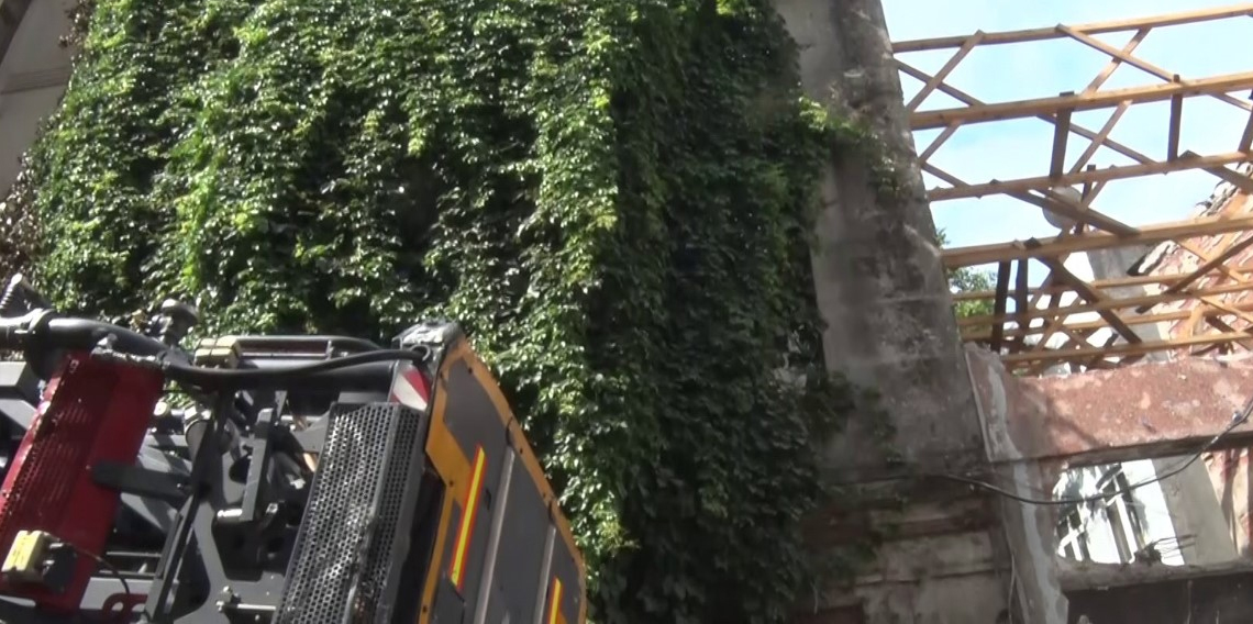 Taksim’de metruk binada yangın