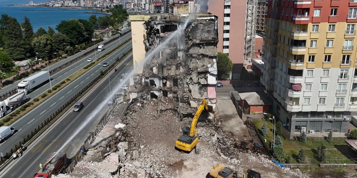 Rize'de boşaltılan binaların yıkımı devam ediyor