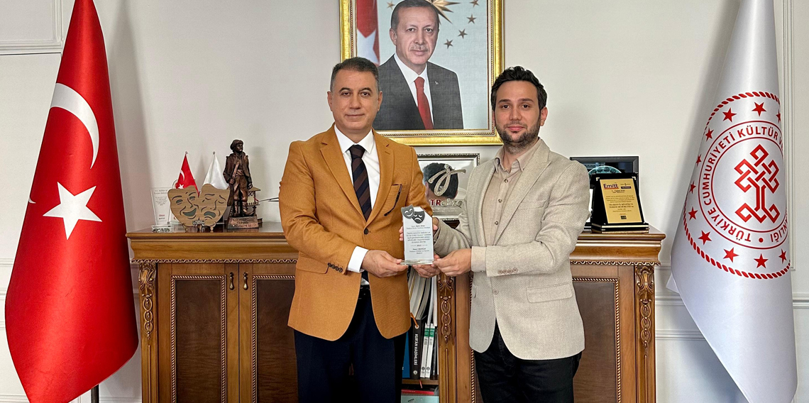 Trabzonlu Sanatçı Mahir Elvan’a Anlamlı Plaketler