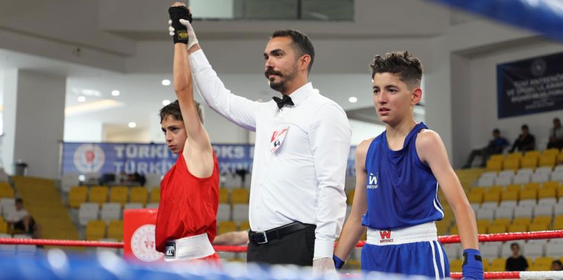 Bayburt'ta 850 sporcunun katıldığı boks şampiyonası başladı