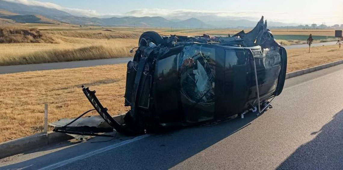 Merzifon'da traktör ve araç çarpıştı: 1 ölü, 4 yaralı