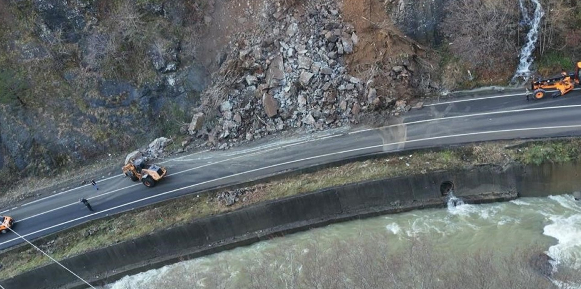 Karadeniz yollarında ‘şev’ alarmı