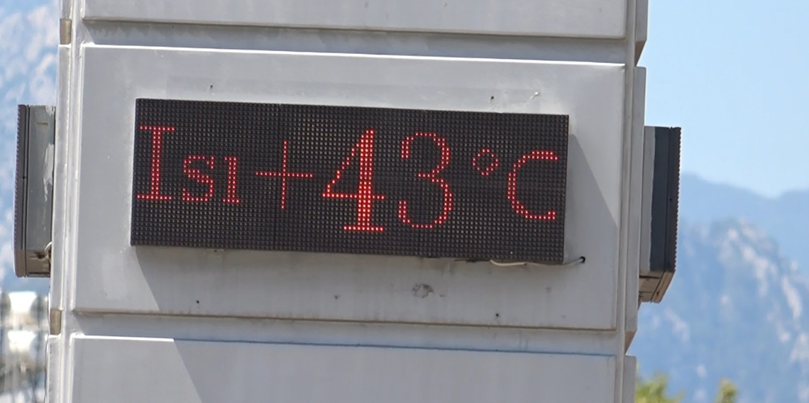 Antalya’da termometreler 43 dereceyi gördü, sahiller doldu