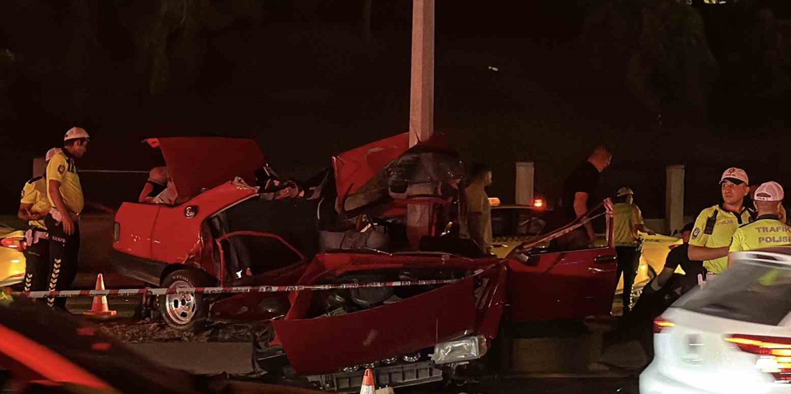 Aydınlatma direğine çarpan Tofaş otomobil hurdaya döndü: 1 ölü