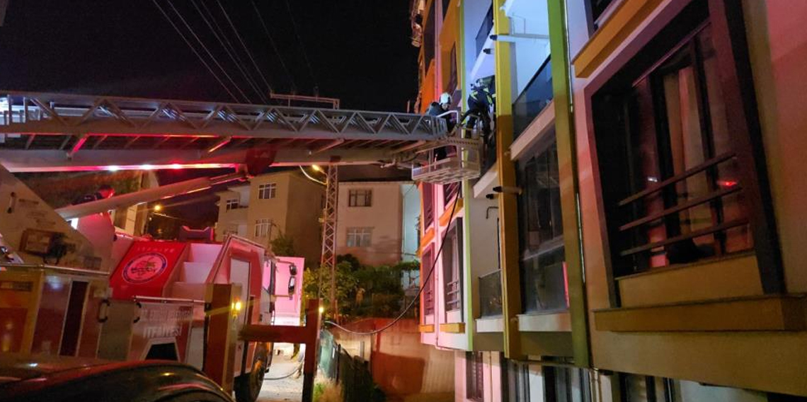 Apartman dairesinden yükselen duman paniğe neden oldu