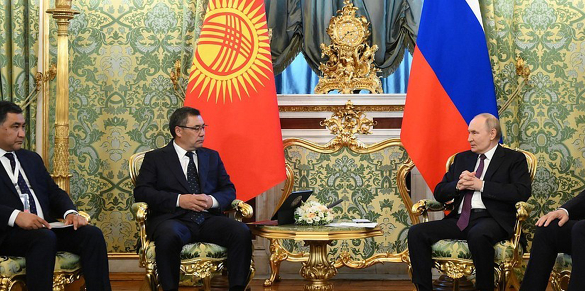 Putin, Kırgızistan Cumhurbaşkanı Caparov ile görüştü