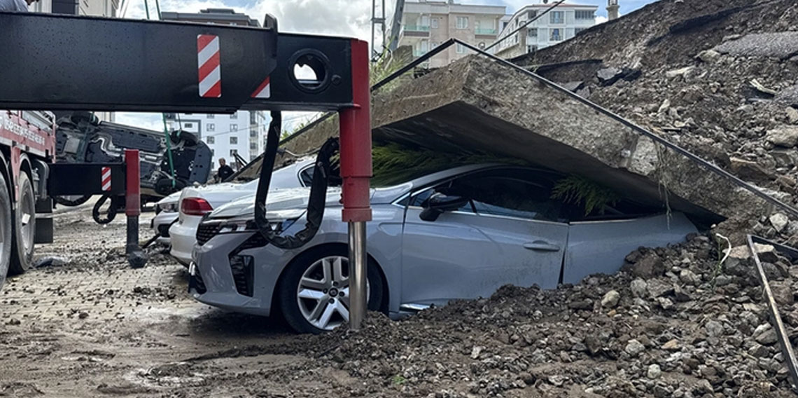 Samsun'da istinat duvarı araçların üzerine yıkıldı
