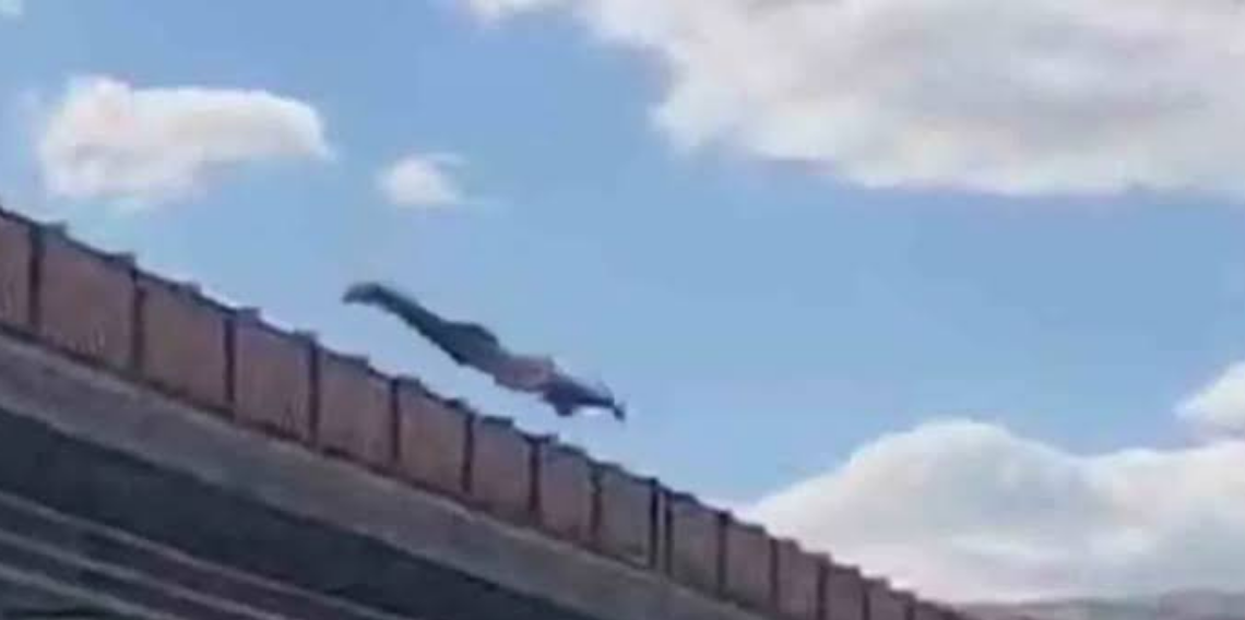 Arkadaşlarıyla iddialaştı, köprüden atladı: O anlar kamerada