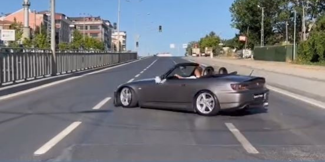Trafik magandaları düğün konvoyunda tehlike saçtı