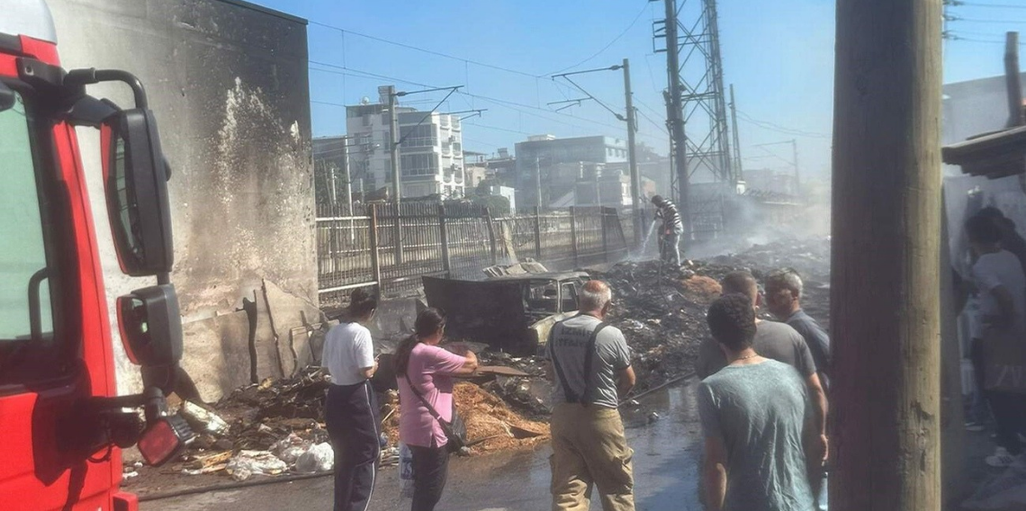 Korkulan oldu, Buca’da toplanmayan çöpler alev alev yandı