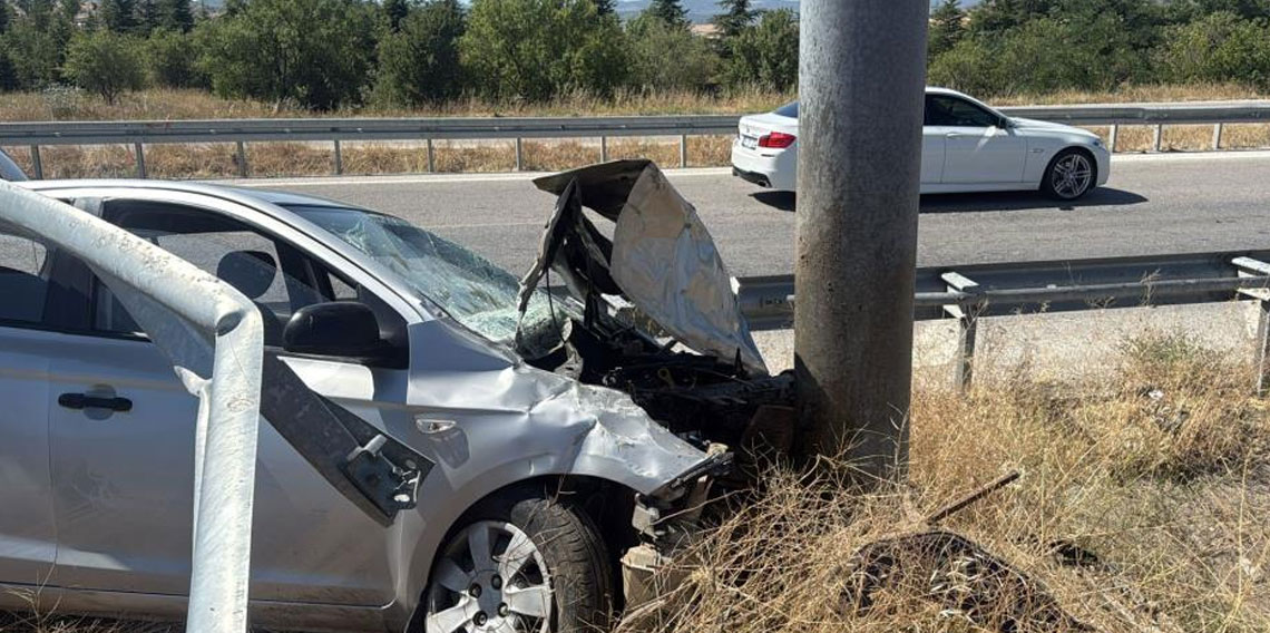 Çorum’da otomobil bariyerlere girdi: 1 yaralı