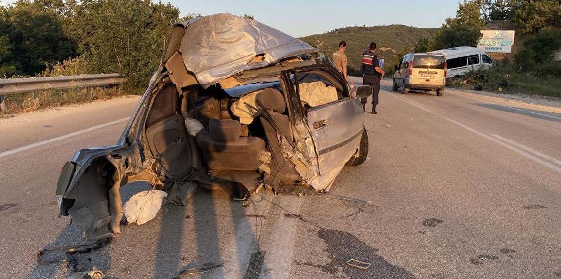 Minibüsle çarpışan otomobil ikiye bölündü: 11 yaralı