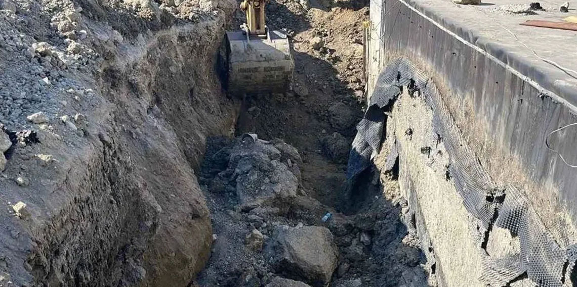 Tünel çevresinde toprak kaydı, 2 işçi göçük altında kaldı