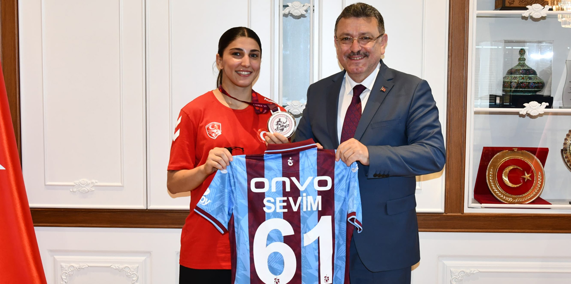 Bşkan Genç şampiyonları ağırladı 