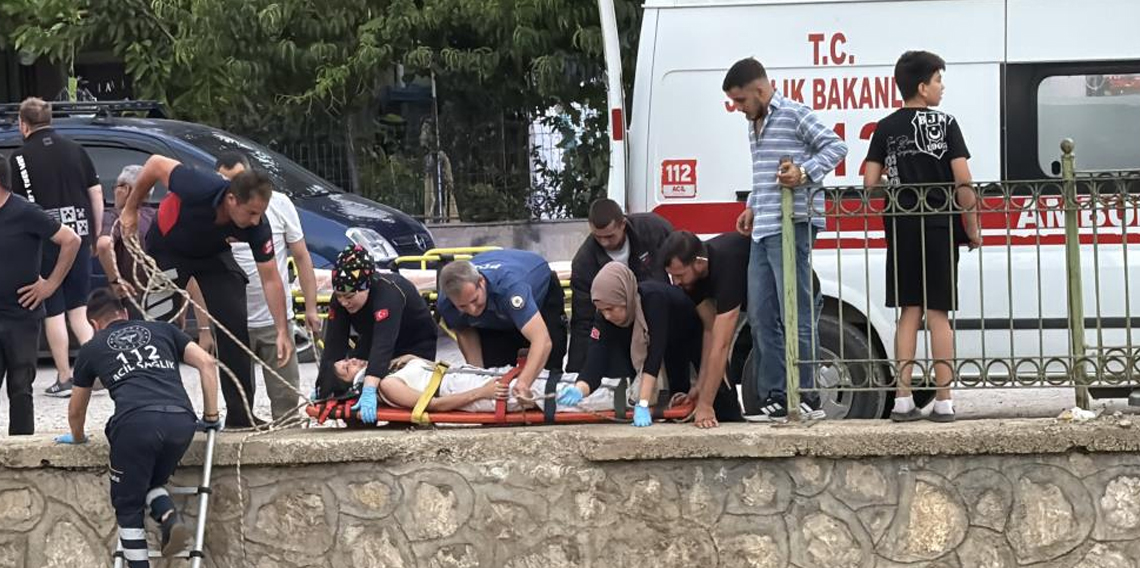 Tokat'ta Kediye yardım etmek isterken su kanalına düştü