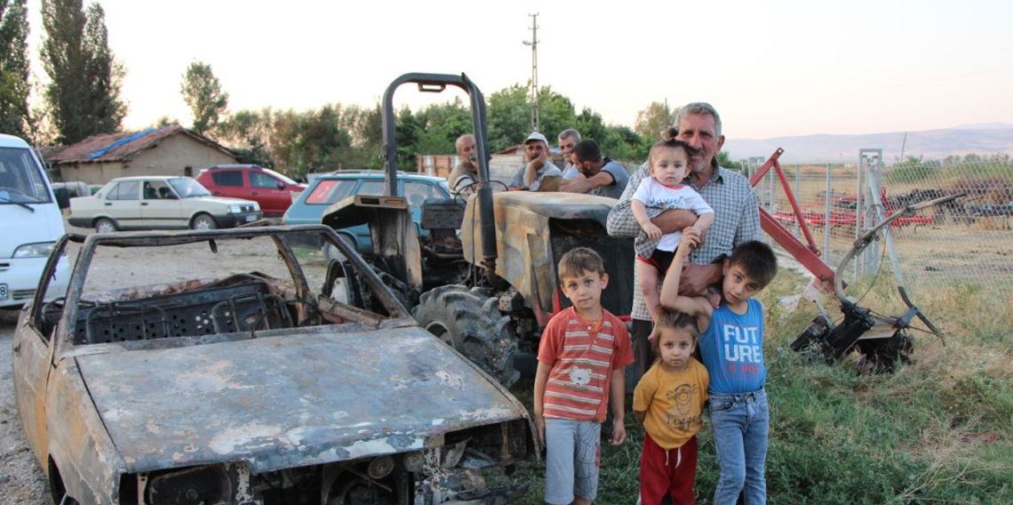 Ev, traktör ve otomobili yanan çift 4 torunuyla yuvasız kaldı
