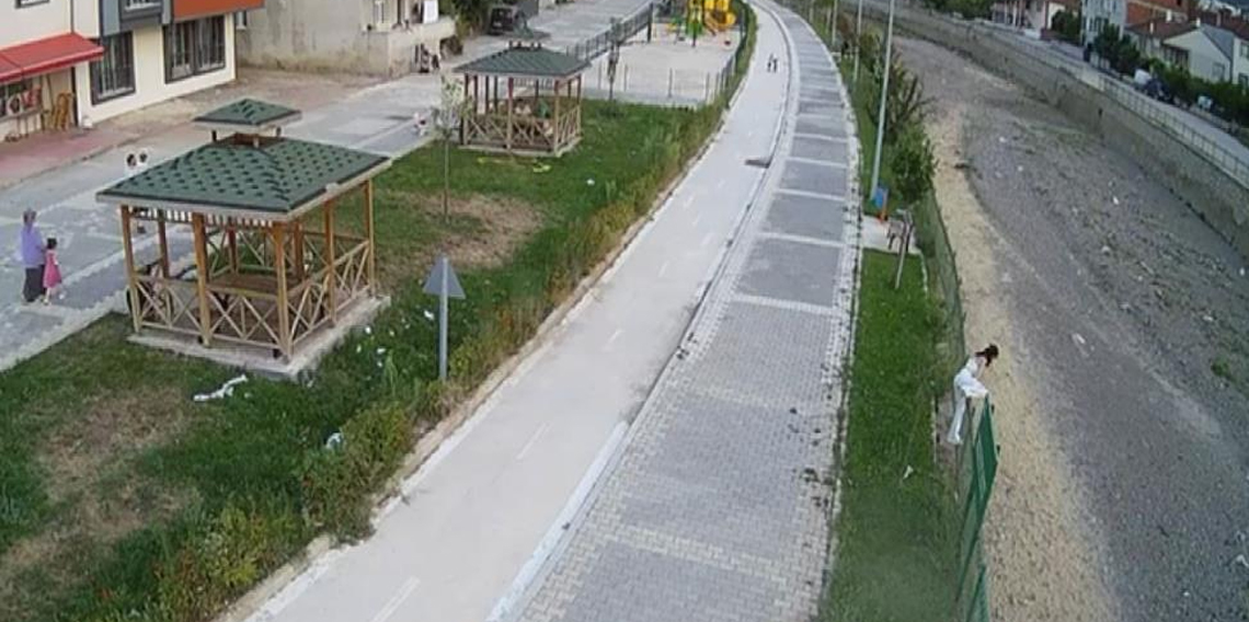 Kediye yardım etmek isterken su kanalına düşerek ayağını kırdı