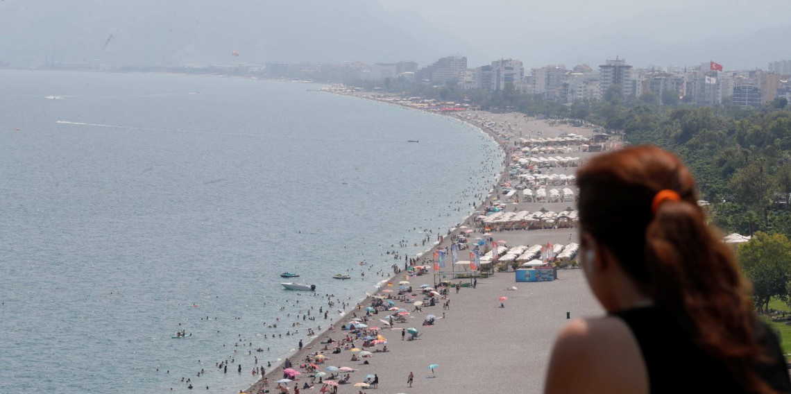 Antalya'nın simgesi Beydağları nem bulutu arasında kayboldu