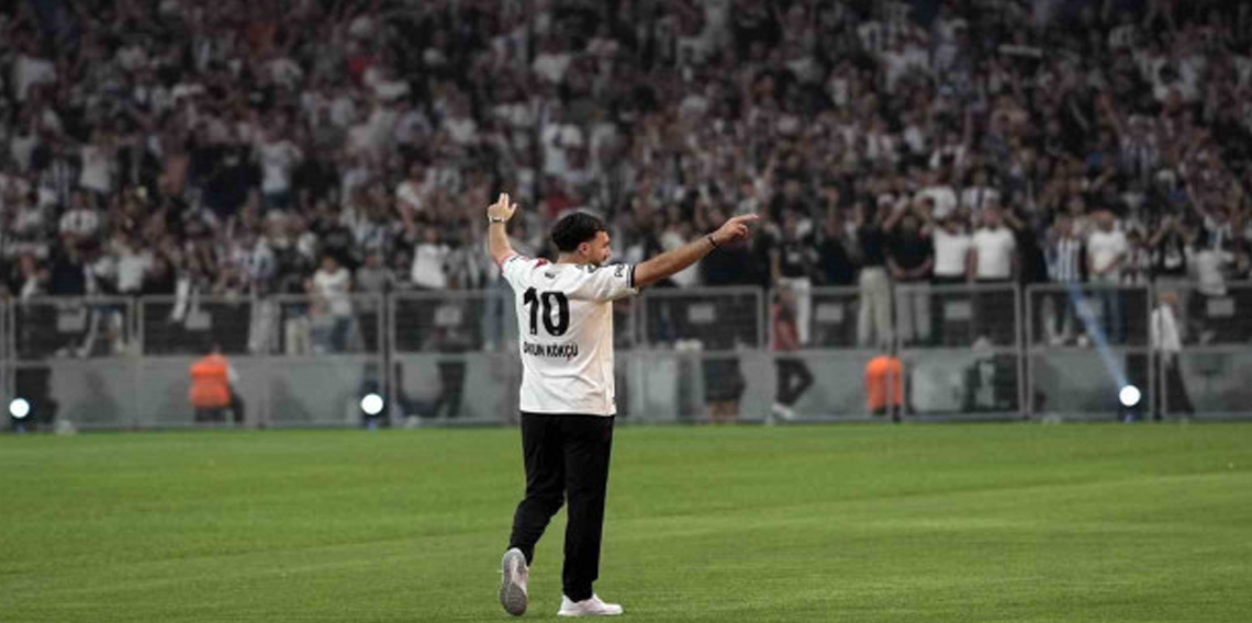 Orkun Kökçü, 20 bin taraftarı önünde imzayı attı