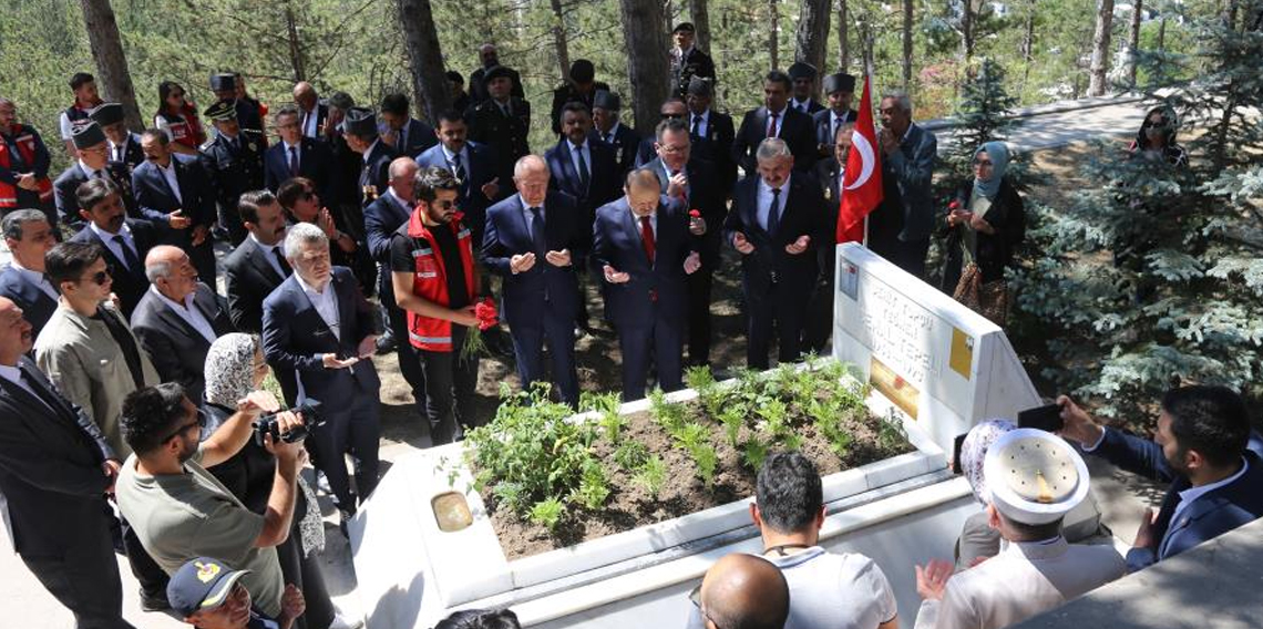 Demokrasi Ve Milli Birlik Günü'nde şehitler dualarla anıldı