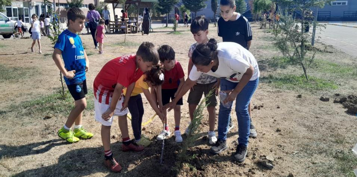 Fidanlar toprakla buluştu can suyu verildi