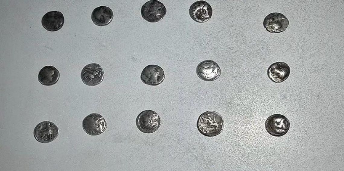 Çorum'da şüpheli araçtan 26 adet sikke çıktı