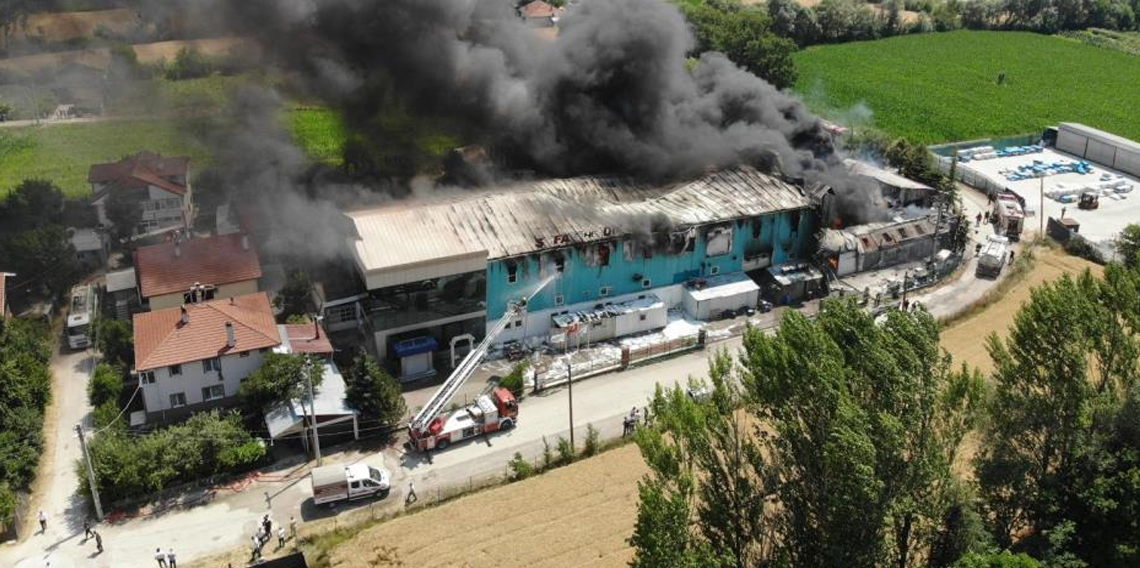 Bolu'daki fabrika yangını havadan görüntülendi