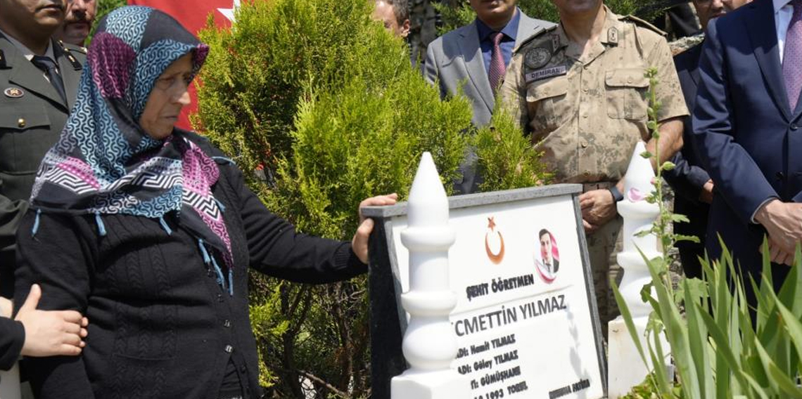 Şehit öğretmen Necmettin Yılmaz şehadetinin 8. yılında mezarı başında anıldı