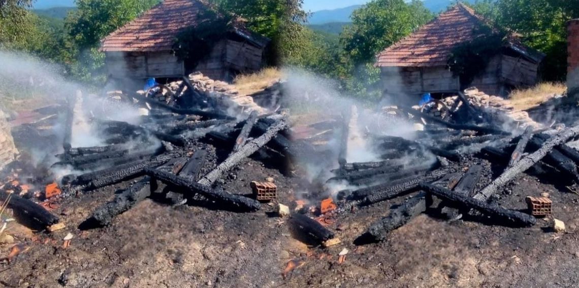 Sinop’ta çıkan yangında iki ahşap ambar küle döndü