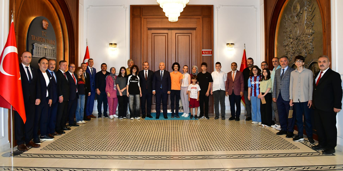 Vali Aziz Yıldırım, 2025 LGS Türkiye Birincilerini Kabul Etti 