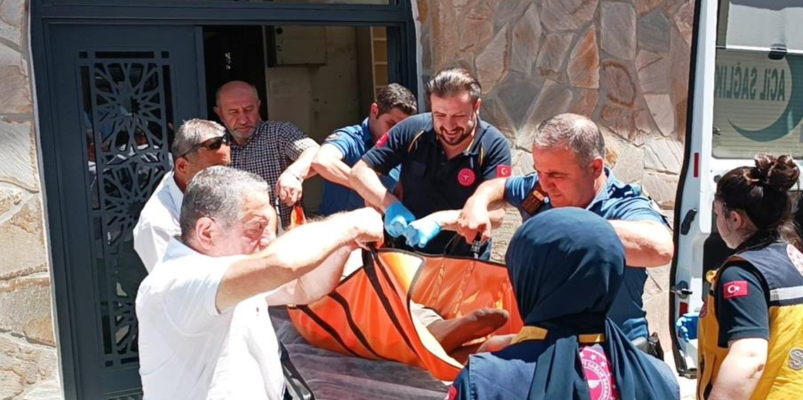 Camide sızan adamı cemaat uyandıramadı, ambulansla hastaneye kaldırıldı