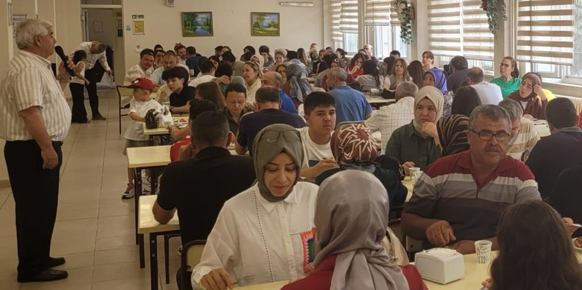 LGS'de ilk 75'e girenlere kahvaltı ve okul tanıtımı