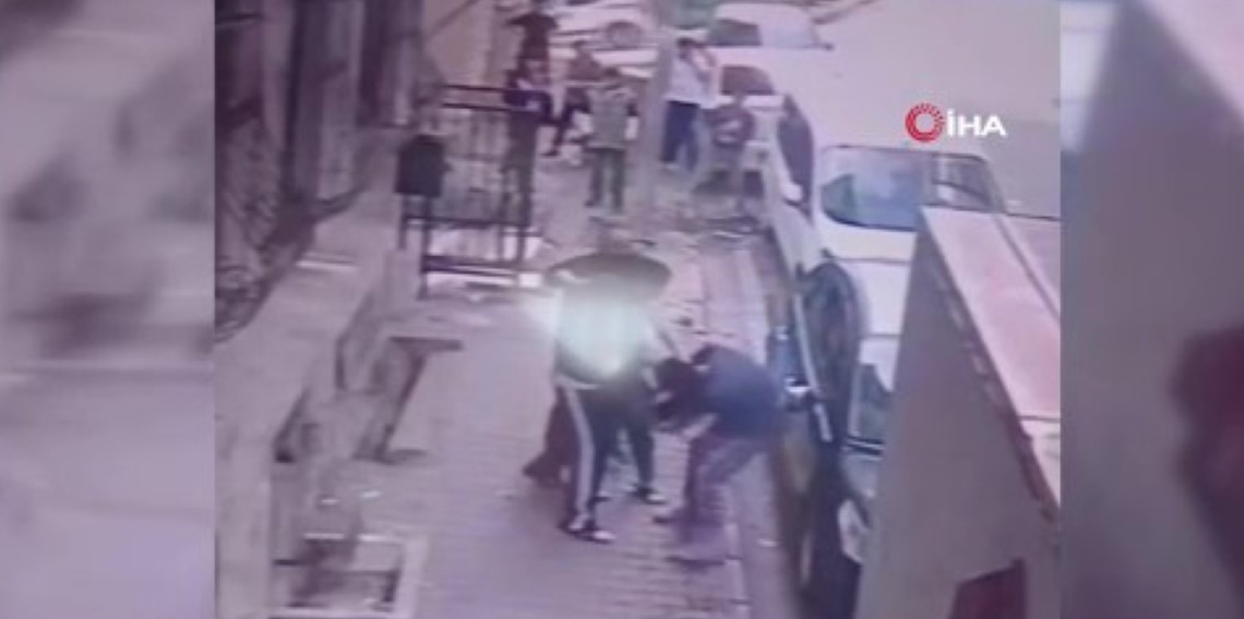 Esenyurt’ta komşu kavgası kamerada, kadını tornavida ile darp etti