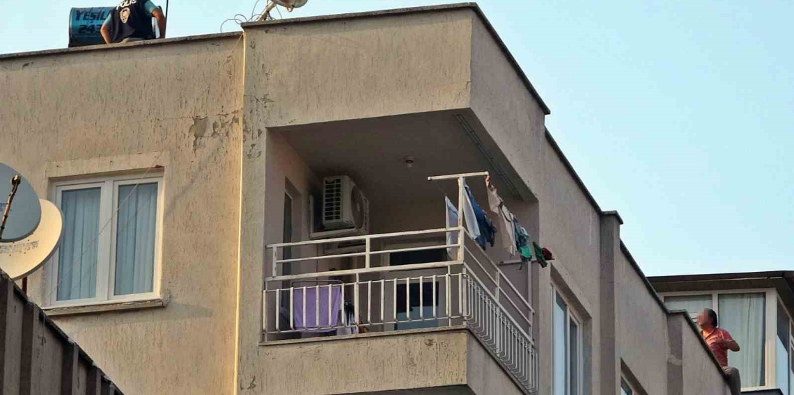 Karısına kızıp çatıya çıktı, itfaiye erlerine köşe kapmaca oynattı