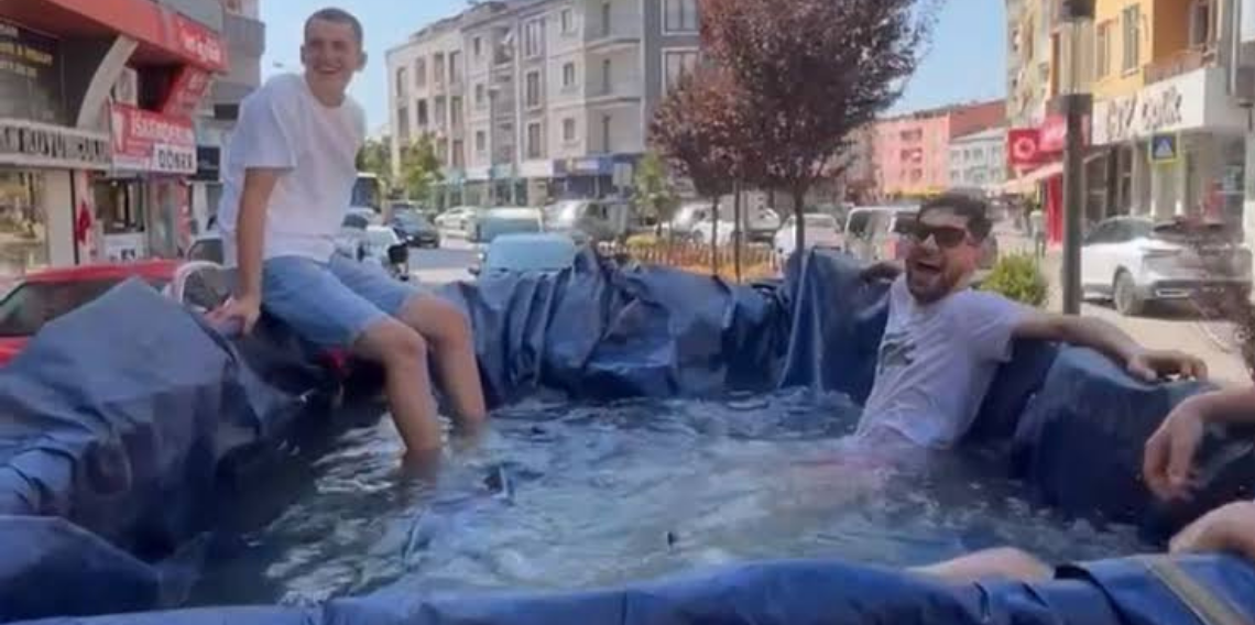 Traktörün römorkunu havuz yapıp şehir turu attılar