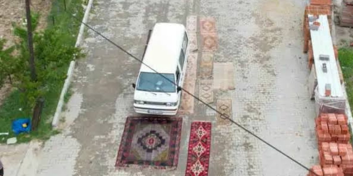 Manisa’da şaşkına çeviren halı eskitme yöntemi