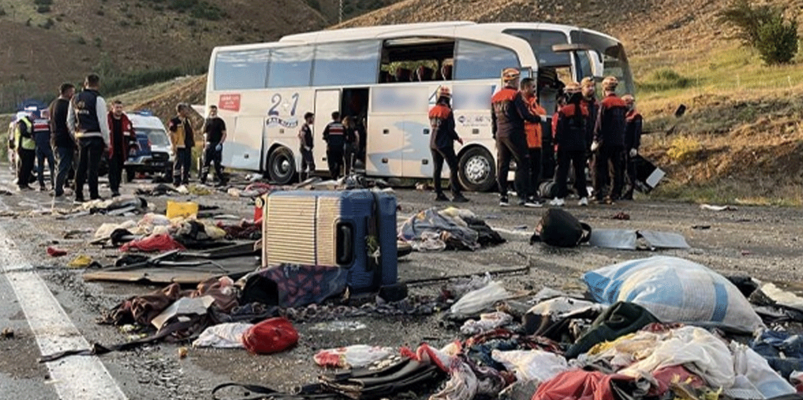 Sivas’ta yolcu otobüsü dağ yamacına çarptı: 4 ölü, 33 yaralı