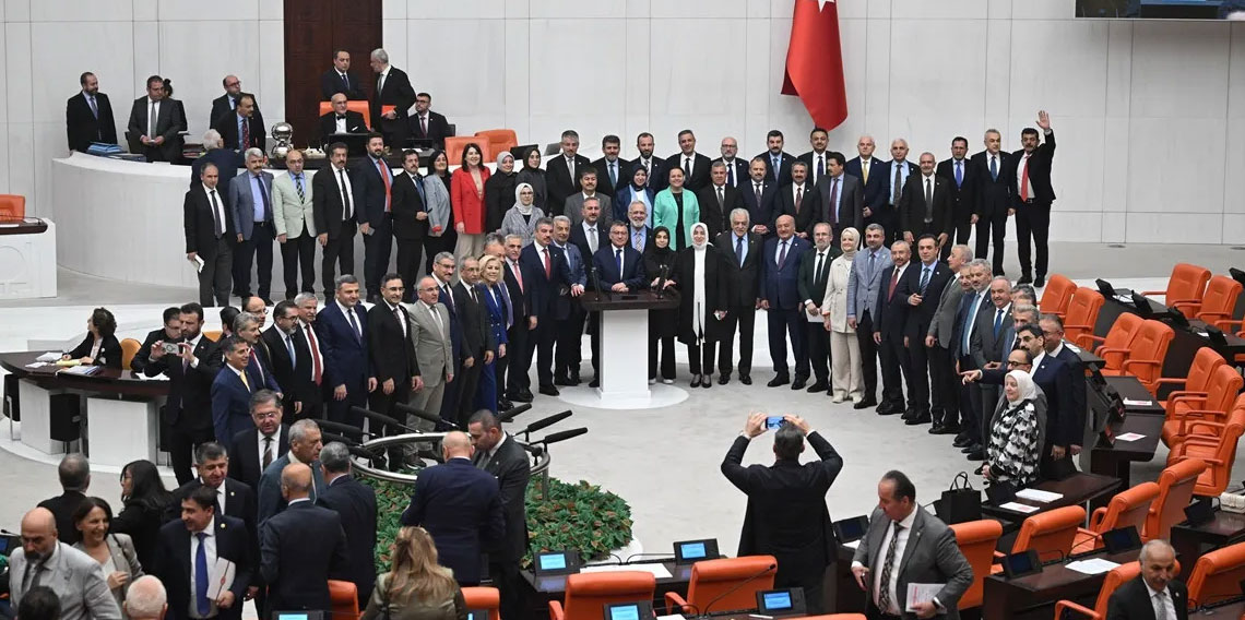 TBMM 1 Ekim'e kadar çalışmalarına ara verdi: Hatıra fotoğrafı çekildi