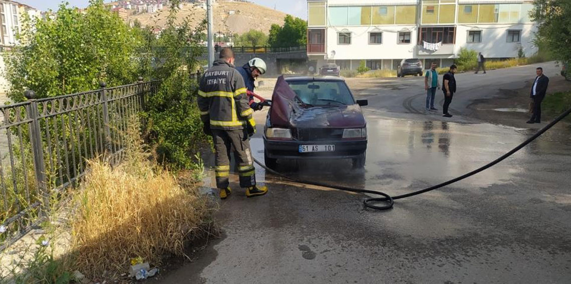Bayburt'ta park halindeki otomobil alev aldı