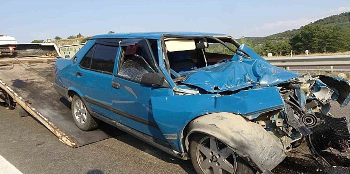 Traktörle çarpışan araç, hurda yığınına döndü: 1 yaralı