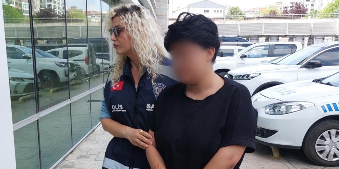 Genç kız, erkek arkadaşından ayrılmasını isteyen annesini bıçakla ağır yaraladı