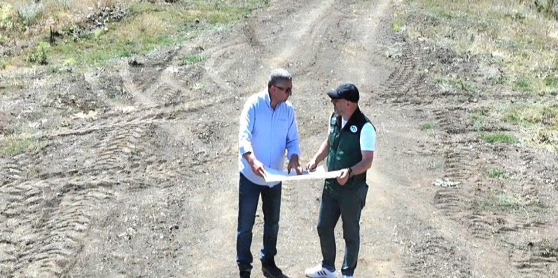 Bayburt Demirözü’nde tarla içi yolların yapımına başlandı