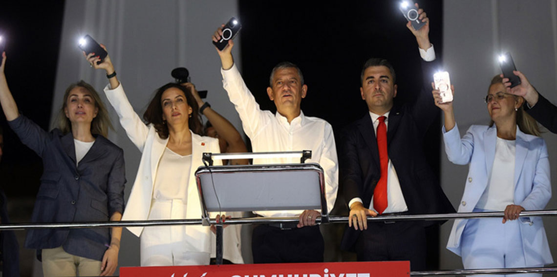 DEVA'dan istifa eden Evrim Rızvanoğlu ve Cem Avşar, CHP'ye katıldı