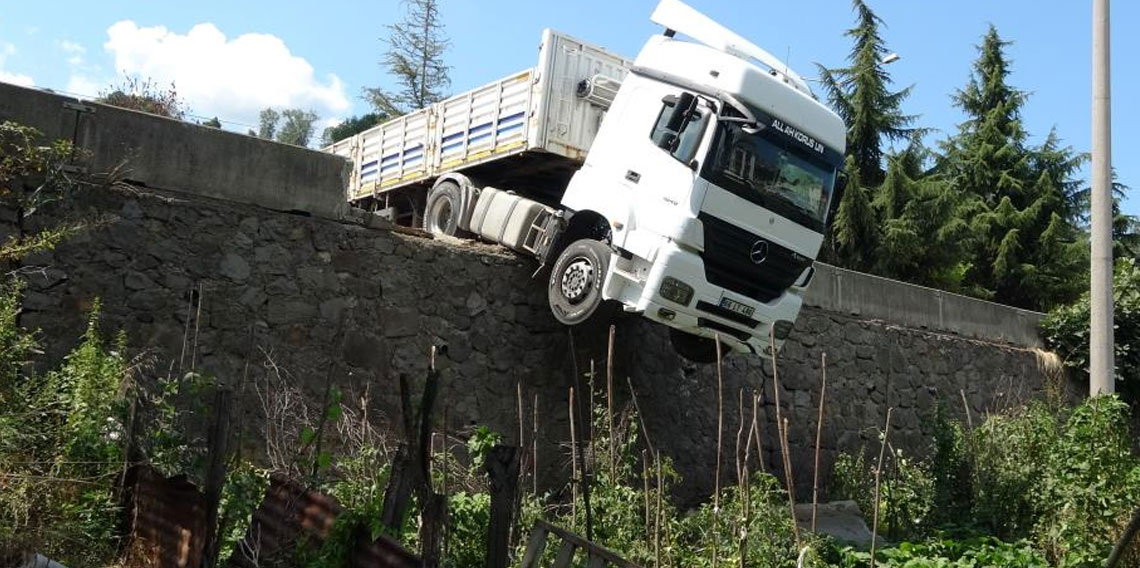 Freni boşalan tır yola sürüklendi, istinat duvarında asılı kaldı
