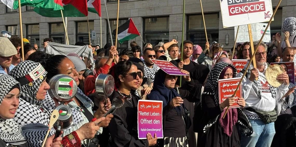 Berlin’deki Mısır Büyükelçiliği önünde 