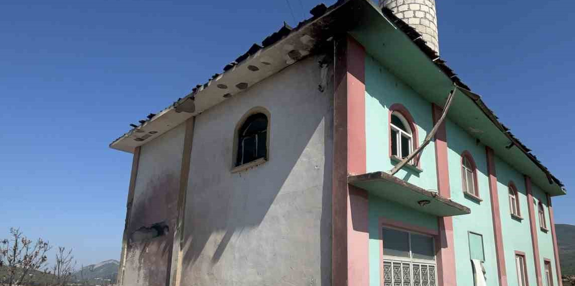Köy kül oldu, caminin içi sağlam kaldı