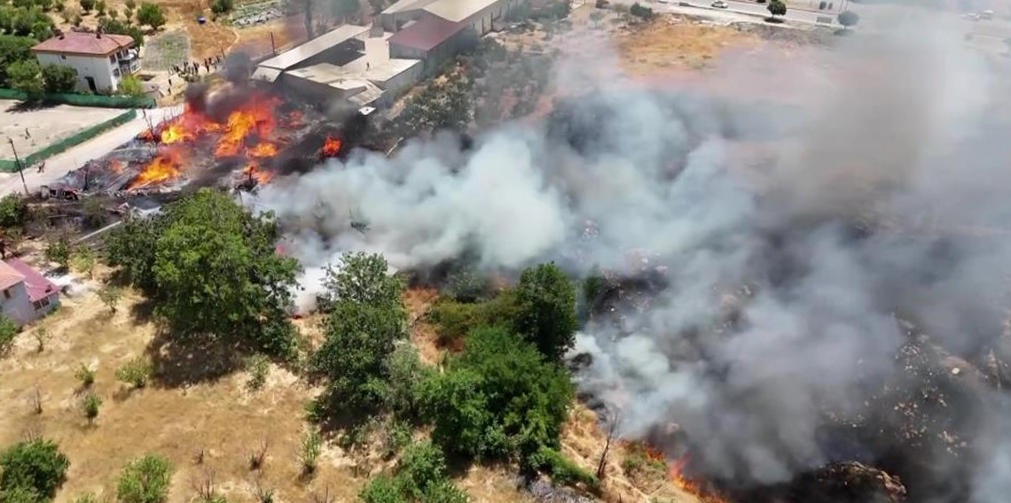 Amasya'da kereste deposu ve ev alev alev yandı