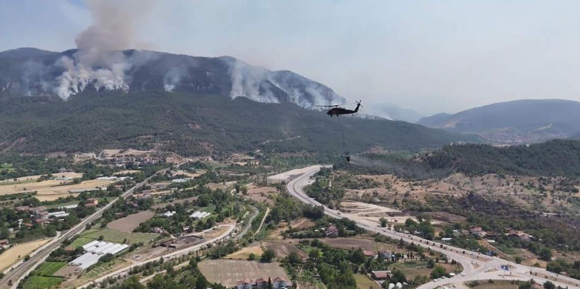 Orman yangınında engebe ve dağlık alanlarda dumanlar yükselmeye devam ediyor